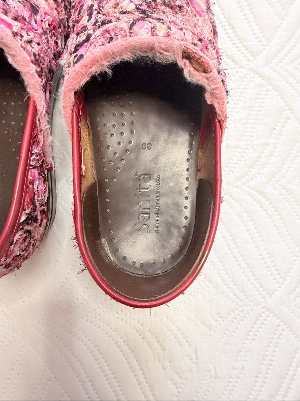 Sanita Women’s Pink Rose-Floral Embroidered Tapestry Fabric Clogs. Size 38 (7.5) - Picture 7 of 8